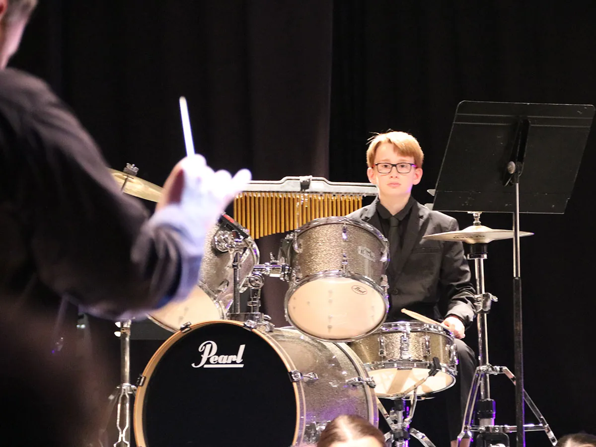Un élève installé à la batterie acoustique — le concert de printemps de l’Orchestre d’harmonie de Golbey, 27 avril 2025