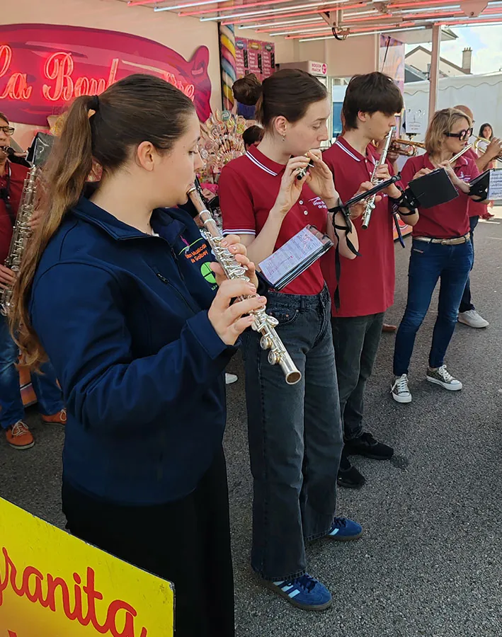 Jeunes musiciens et flûtistes en formation à la Foire aux beignets râpés de Golbey