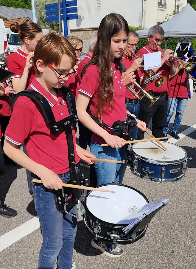 Des élèves jouant sur plusieurs instruments de percussion — la Foire aux beignets râpés, 29 mai 2025
