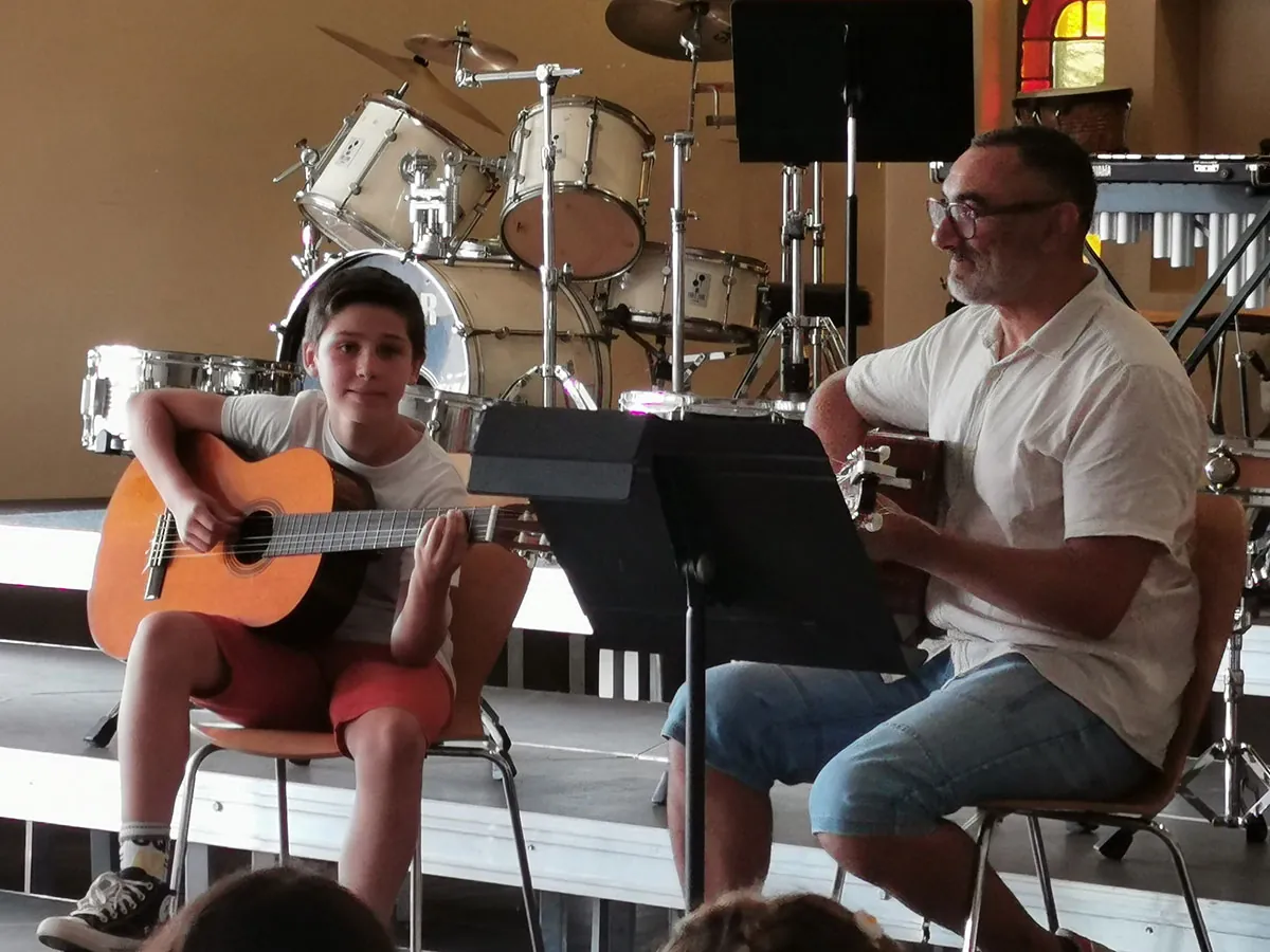 Jeune guitariste et adulte accompagnateur aux auditions de l’École de musique de Golbey