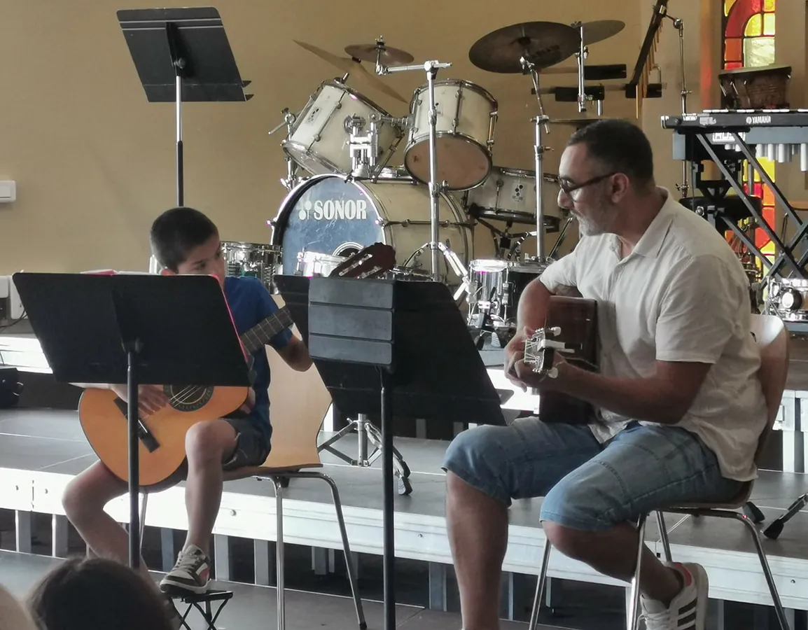 Duo de guitaristes sur scène aux auditions d’été 2025 à Golbey