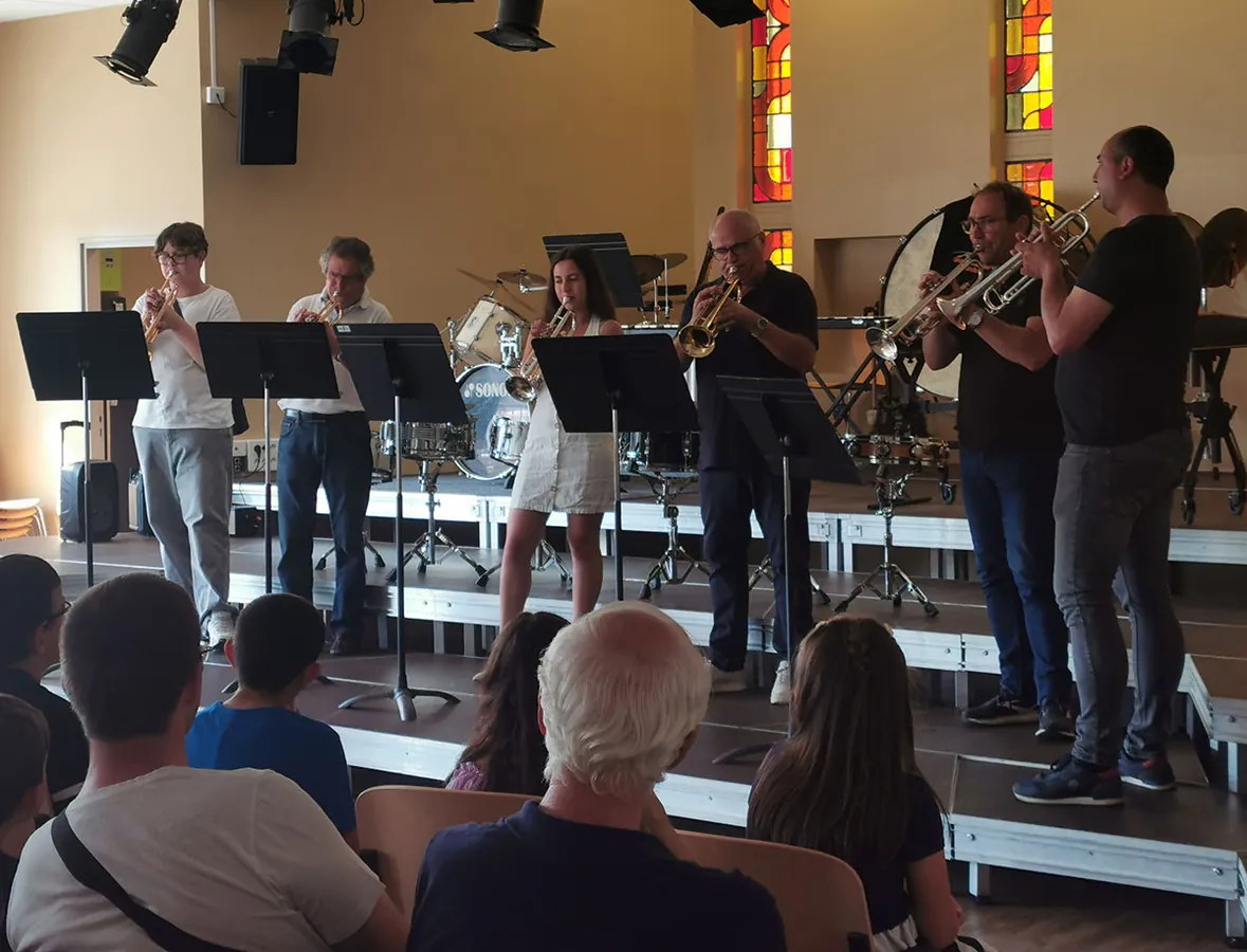 Un ensemble de trompettistes jouant en groupe sous la direction d’un adulte — les auditions de l’École de musique de Golbey, 14 juin 2025