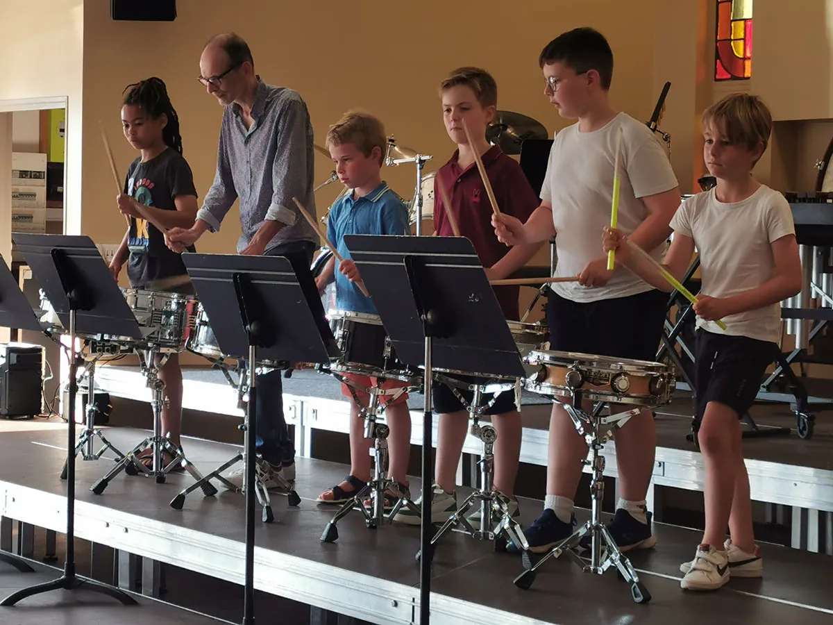 Des élèves jouant sur plusieurs instruments de percussion — les auditions de l’École de musique de Golbey, 14 juin 2025