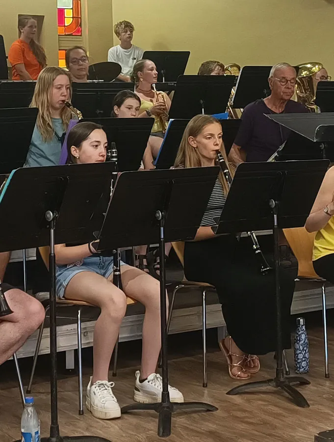 Jeunes musiciens de la classe orchestre avec clarinettes et saxophone — concert Golbey-Vittel