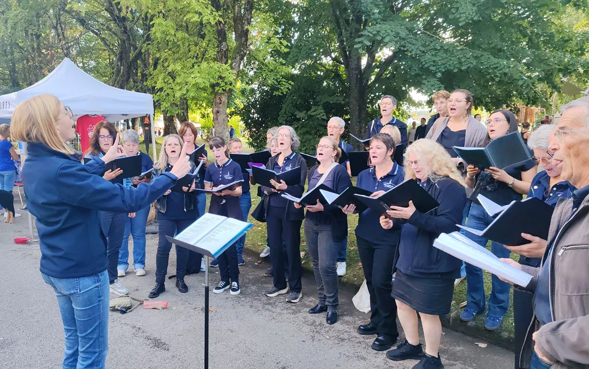 La chorale réunie face à sa cheffe, vu de face — une présentation de l’Union Musicale de Golbey, 5 septembre 2025