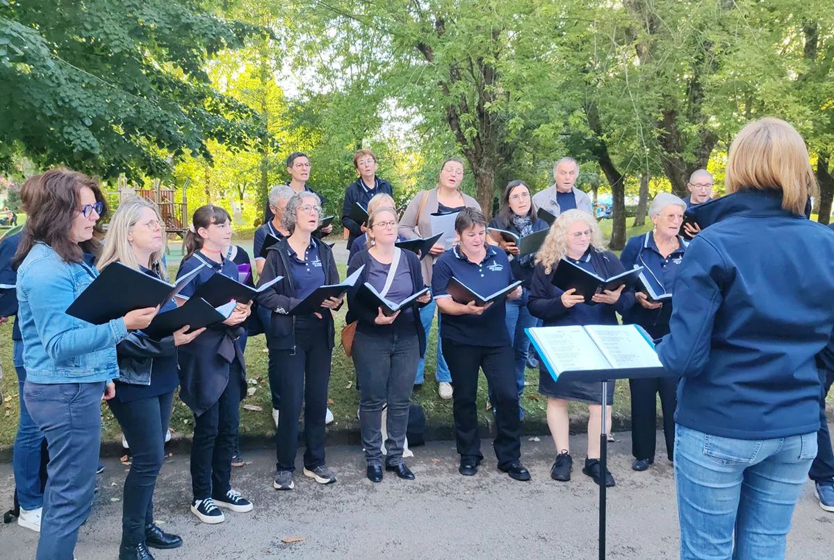 Choristes en train de chanter — soirée des associations à Golbey, 5 septembre 2025