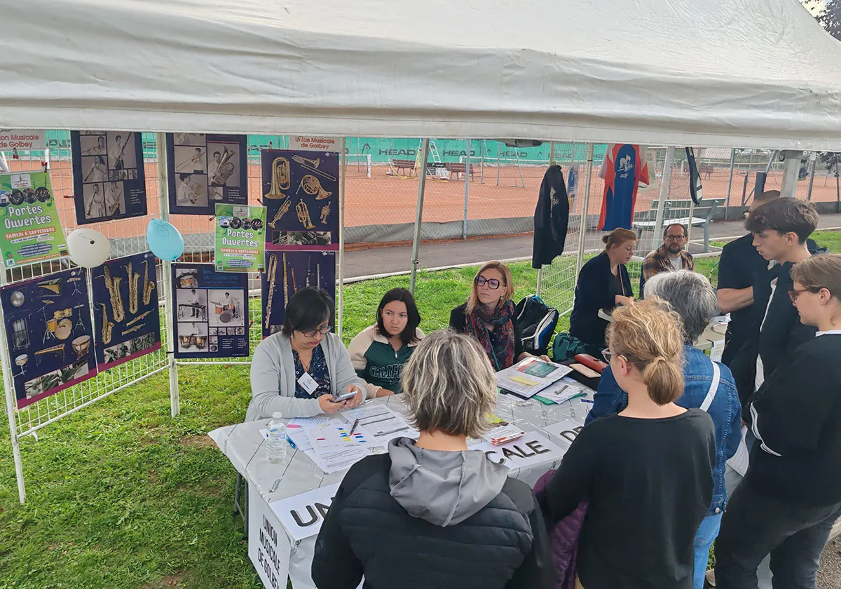 Le stand de l’Union Musicale de Golbey accueillant des visiteurs — une présentation de l’Union Musicale de Golbey, 5 septembre 2025