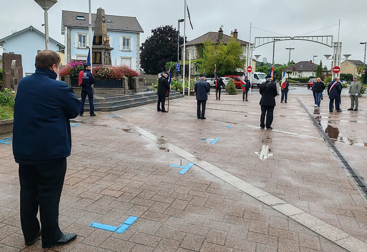 Les participants à la cérémonie disposés autour du monument aux morts — la cérémonie commémorative de la Libération, 23 septembre 2025