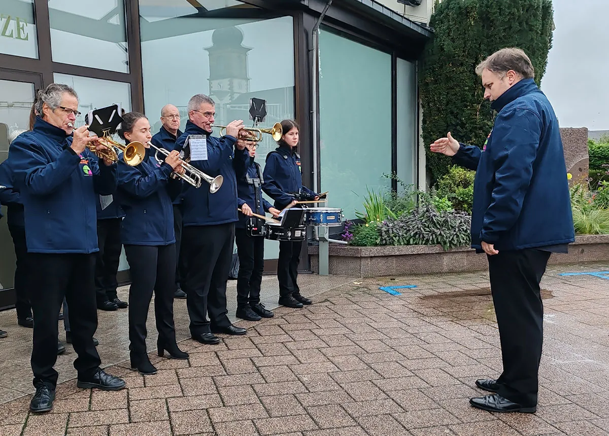 Les musiciens de l’harmonie exécutant des sonneries militaires sous la direction du chef — la cérémonie commémorative de la Libération, 23 septembre 2025