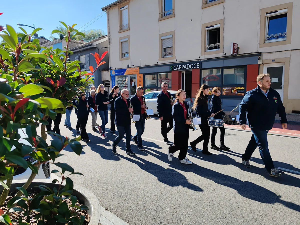 Les musiciens de l’harmonie avançant dans le défilé, en plan rapproché — le défilé de la fête de Sainte-Fleur, 11 octobre 2025