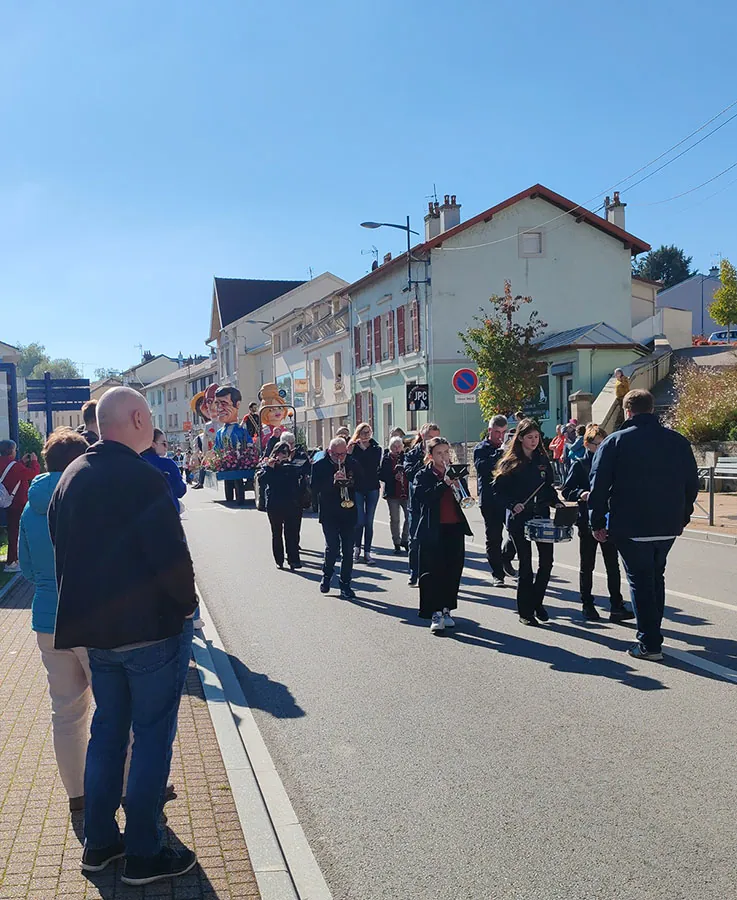 Les musiciens de l’harmonie avançant dans le défilé, pendant l’interprétation — le défilé de la fête de Sainte-Fleur, 11 octobre 2025