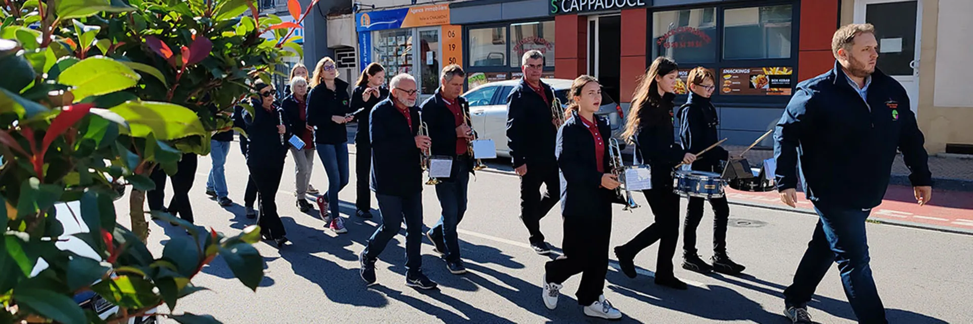 Une vue générale de l’événement et de la formation musicale — le défilé de la fête de Sainte-Fleur, 11 octobre 2025