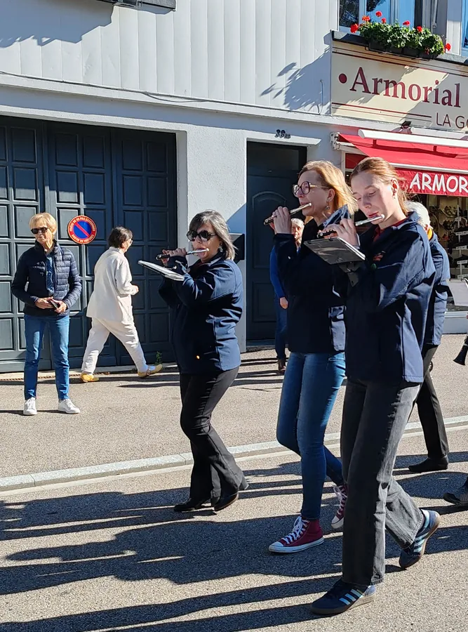 Une flûtiste en train de jouer, en plan rapproché — le défilé de la fête de Sainte-Fleur, 11 octobre 2025