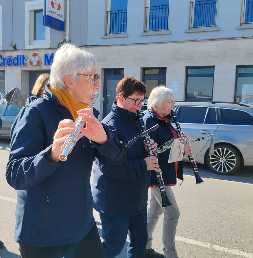 Un clarinettiste jouant devant son pupitre, vu de face — le défilé de la fête de Sainte-Fleur, 11 octobre 2025