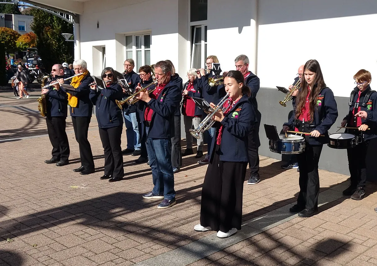 L’Orchestre d’harmonie de Golbey réuni en formation, pendant l’interprétation — le défilé de la fête de Sainte-Fleur, 11 octobre 2025
