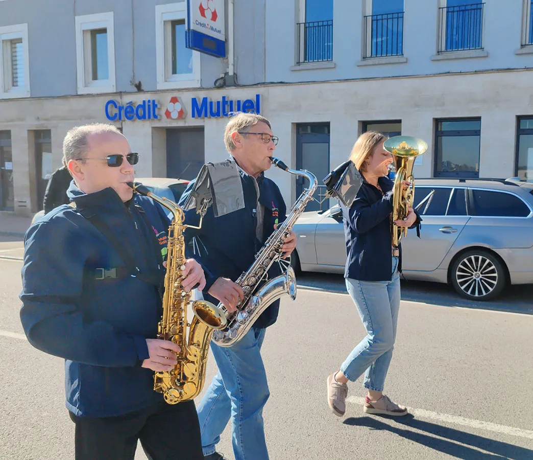 Un saxophoniste jouant devant son pupitre, vu de face — le défilé de la fête de Sainte-Fleur, 11 octobre 2025