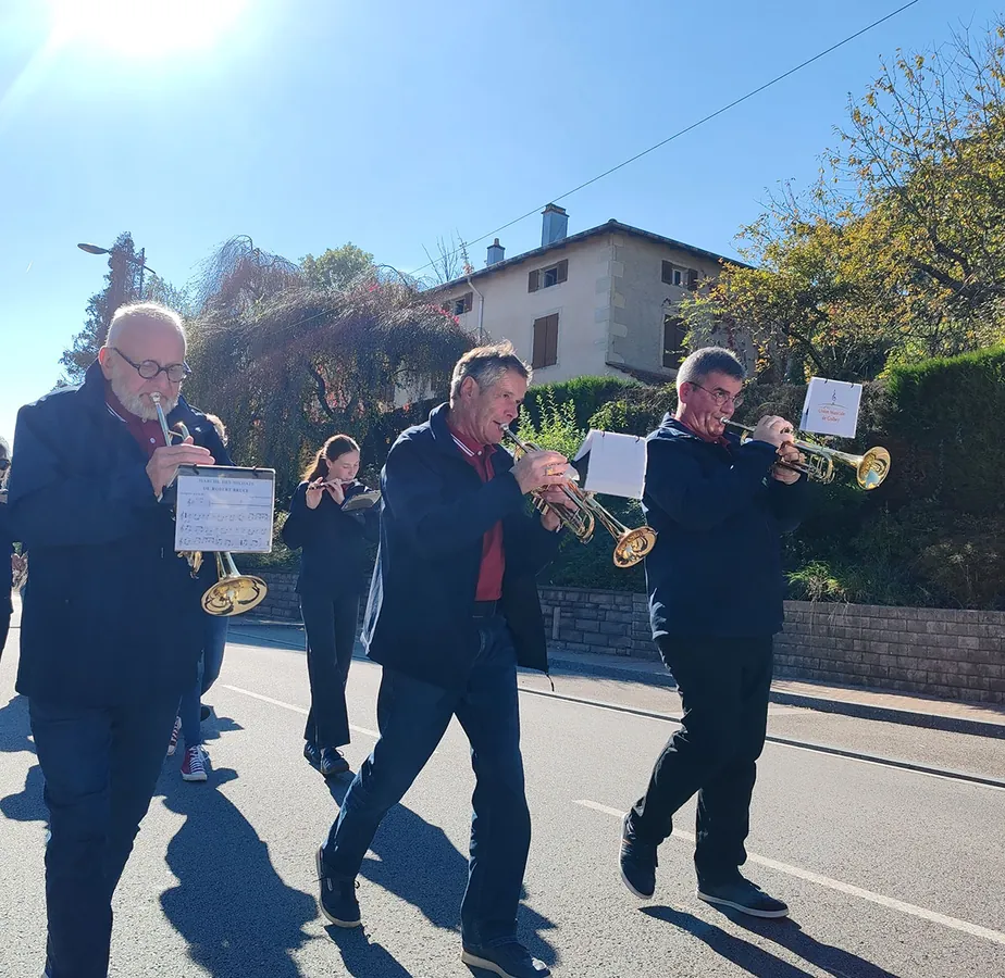 Plusieurs trompettistes jouant ensemble, vu de face — le défilé de la fête de Sainte-Fleur, 11 octobre 2025