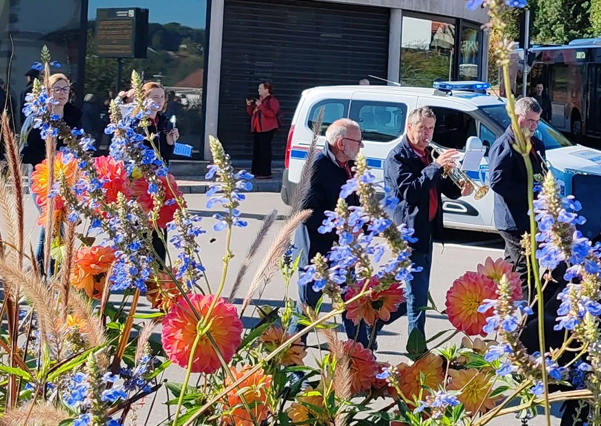 Plusieurs trompettistes jouant ensemble, pendant l’interprétation — le défilé de la fête de Sainte-Fleur, 11 octobre 2025