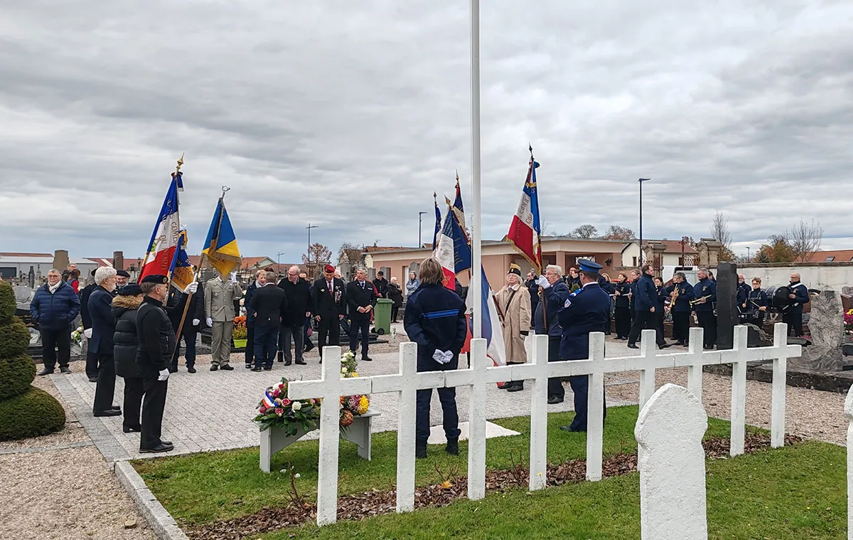 Le carré militaire 1939-1945 avec les porte-drapeaux et participants rassemblés — la cérémonie commémorative du 1er novembre, 1er novembre 2025