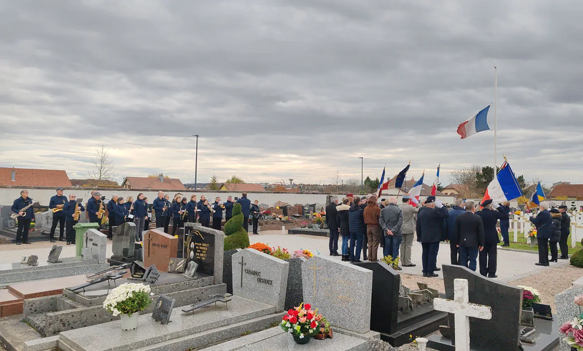 Le carré militaire 1939-1945 et les participants rassemblés au cimetière — la cérémonie commémorative du 1er novembre, 1er novembre 2025
