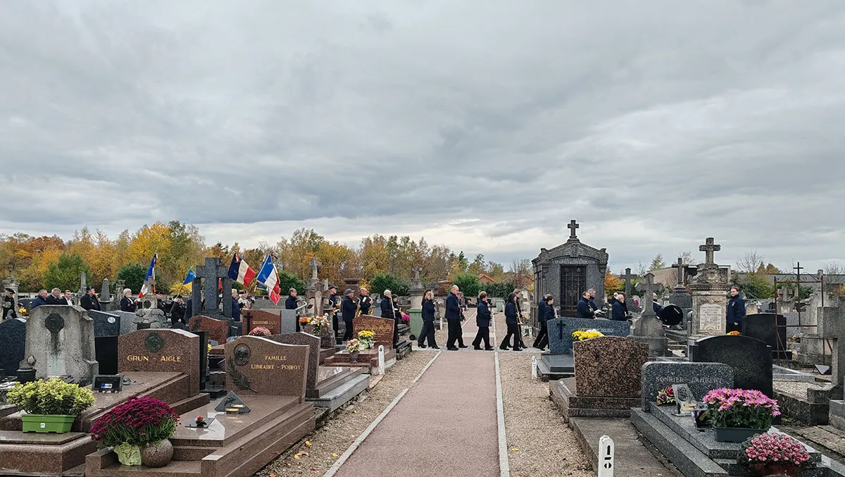 Les musiciens marchant au sein du cortège — la cérémonie commémorative du 1er novembre, 1er novembre 2025