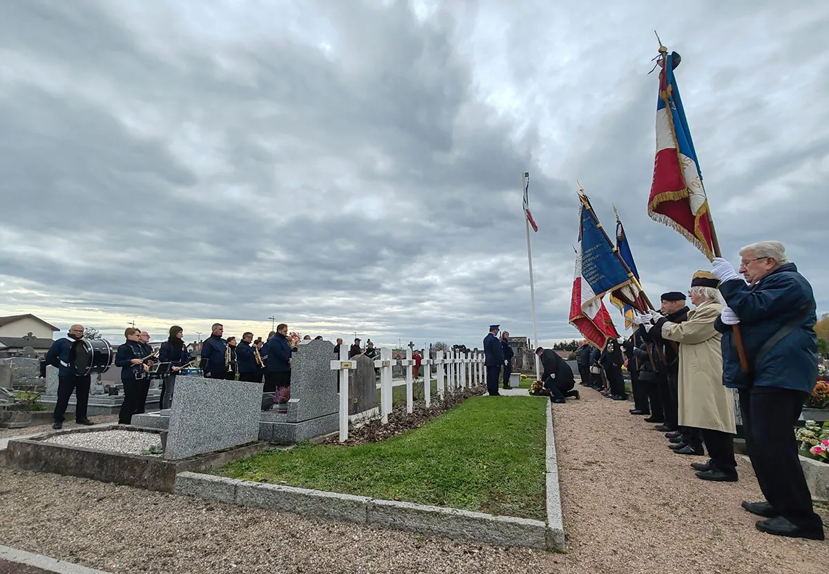 Un dépôt de gerbe devant les tombes et les porte-drapeaux — la cérémonie commémorative du 1er novembre, 1er novembre 2025