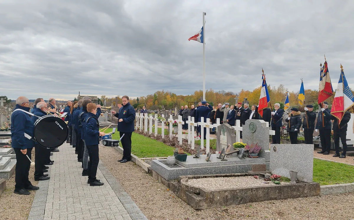 Les musiciens de l’harmonie jouant pendant la Marseillaise — la cérémonie commémorative du 1er novembre, 1er novembre 2025