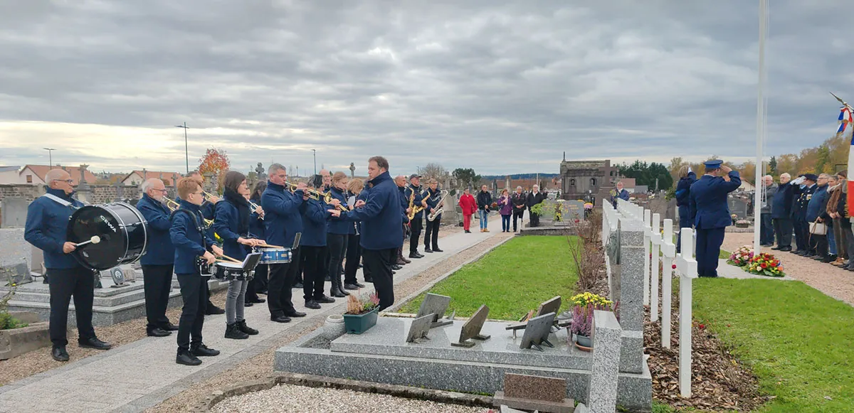 Les percussionnistes de l’harmonie au premier plan pendant la cérémonie au cimetière — la cérémonie commémorative du 1er novembre, 1er novembre 2025