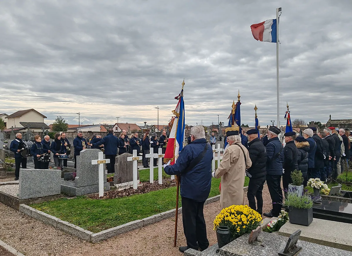 Les musiciens, porte-drapeaux et participants rassemblés au cimetière — la cérémonie commémorative du 1er novembre, 1er novembre 2025
