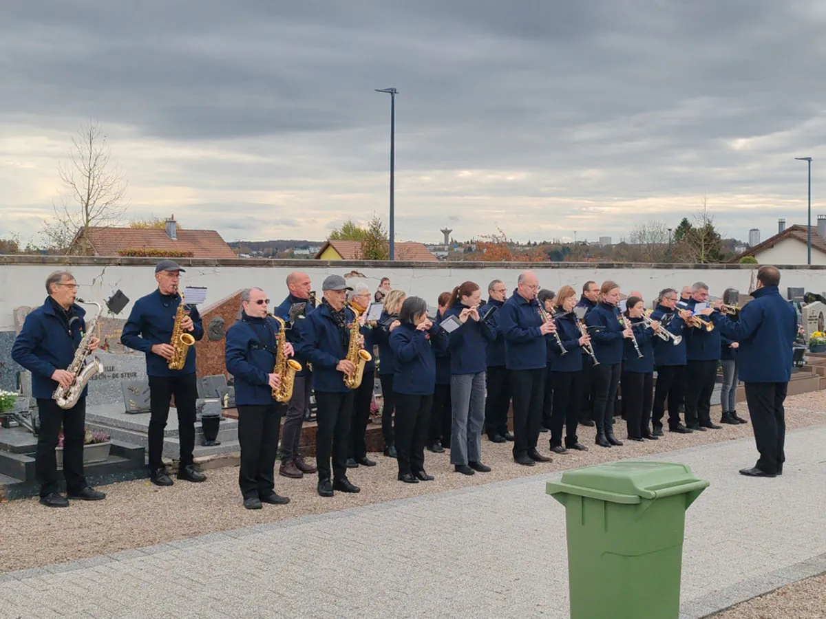 L’Orchestre d’harmonie de Golbey réuni en formation, en plan rapproché — la cérémonie commémorative du 1er novembre, 1er novembre 2025