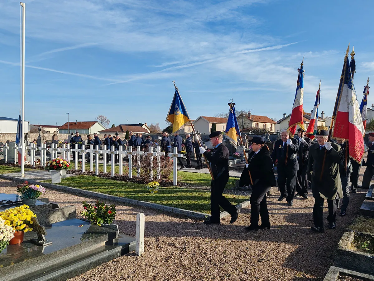 Des représentants d’associations patriotiques et porte-drapeaux — la cérémonie de l’Armistice du 11-Novembre, 11 novembre 2025