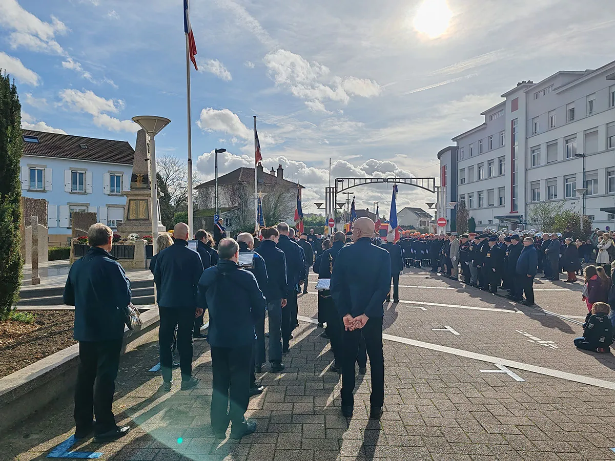 Les participants et musiciens réunis pendant la cérémonie — la cérémonie de l’Armistice du 11-Novembre, 11 novembre 2025