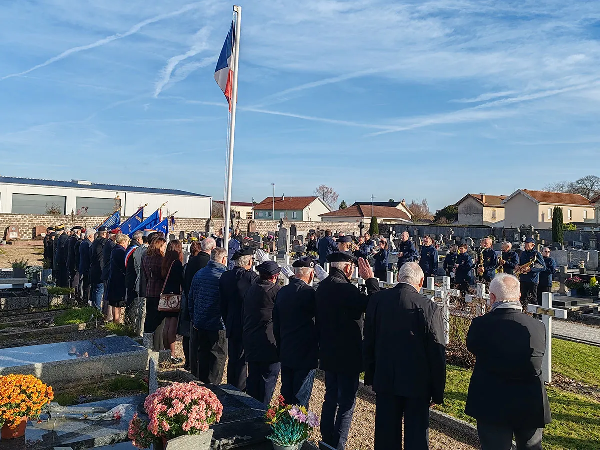 Les participants et porte-drapeaux rassemblés au cimetière pour l’Armistice — la cérémonie de l’Armistice du 11-Novembre, 11 novembre 2025