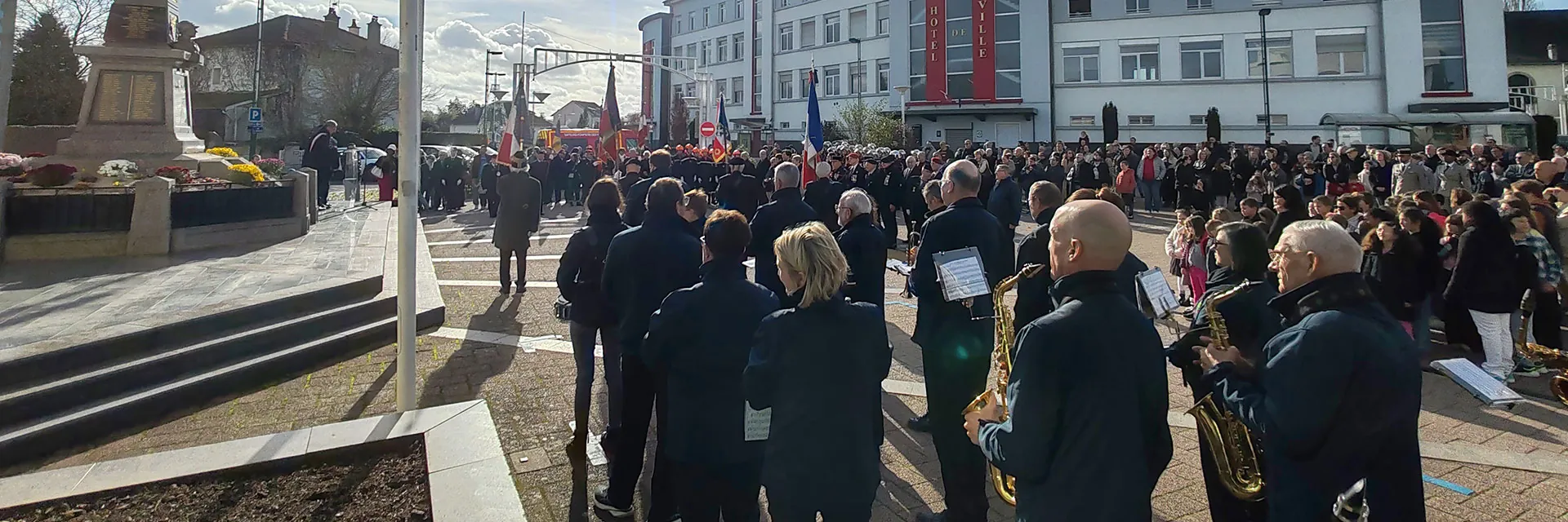 Une vue générale de l’événement et de la formation musicale — la cérémonie de l’Armistice du 11-Novembre, 11 novembre 2025
