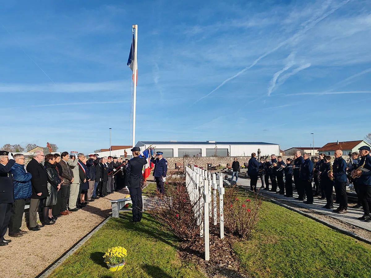 Les participants rassemblés de part et d’autre d’une allée pour un hommage, vu de face — la cérémonie de l’Armistice du 11-Novembre, 11 novembre 2025