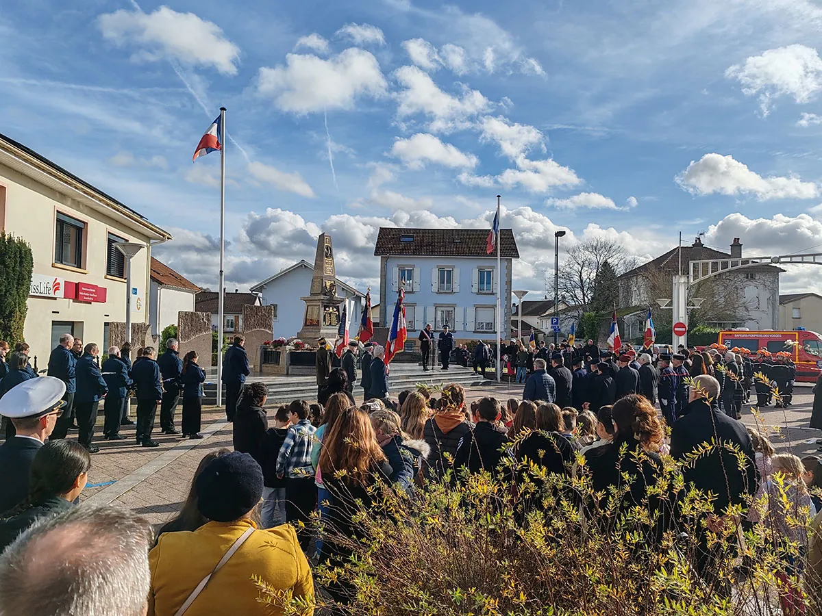 La lecture d’un message officiel devant les participants de la cérémonie — la cérémonie de l’Armistice du 11-Novembre, 11 novembre 2025