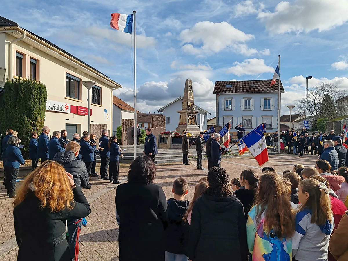 Les musiciens de l’harmonie jouant devant le public pendant la cérémonie — la cérémonie de l’Armistice du 11-Novembre, 11 novembre 2025