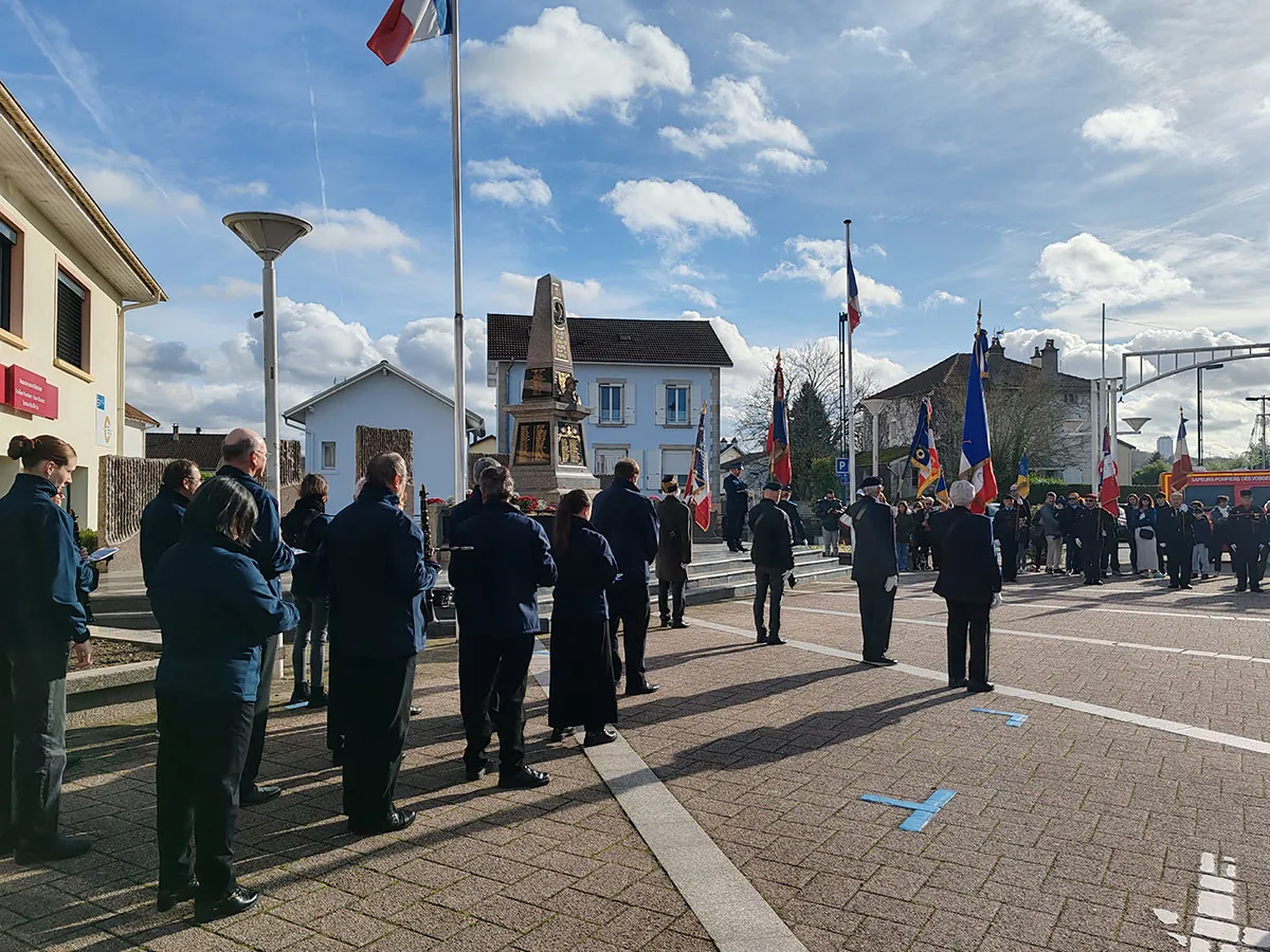 Les participants en recueillement autour du monument commémoratif — la cérémonie de l’Armistice du 11-Novembre, 11 novembre 2025