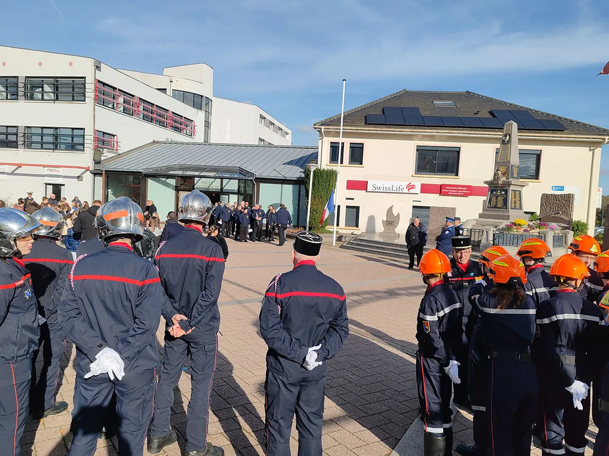Des sapeurs-pompiers et jeunes sapeurs-pompiers participant à la cérémonie — la cérémonie de l’Armistice du 11-Novembre, 11 novembre 2025