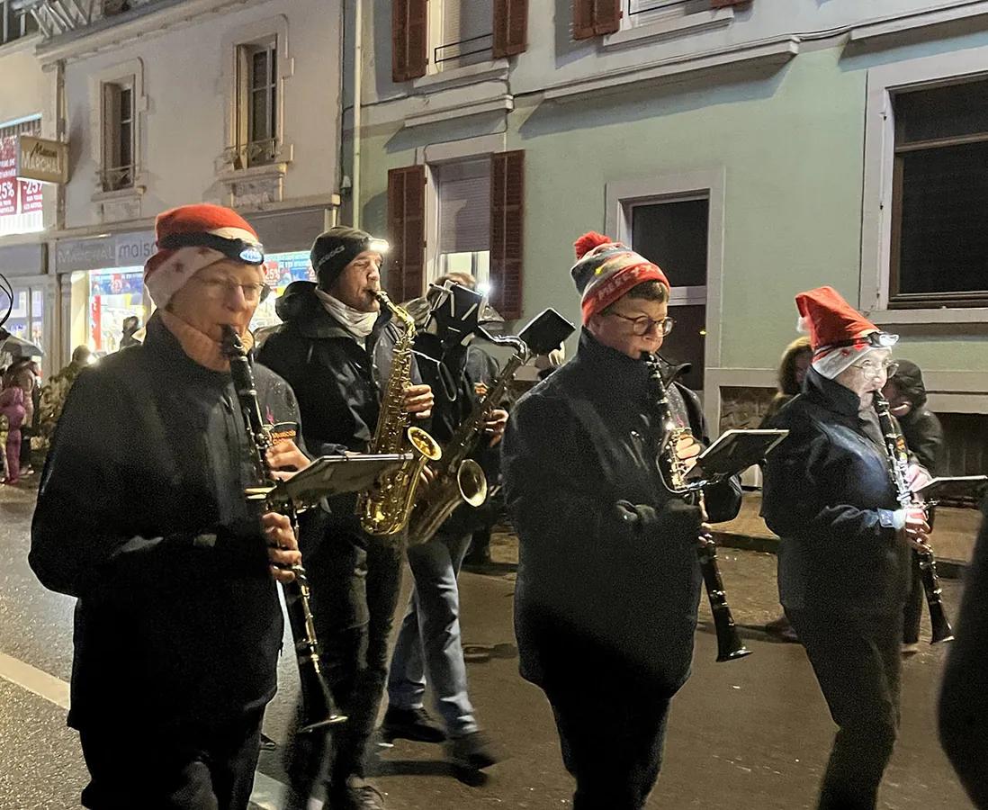 Un clarinettiste jouant devant son pupitre, en plan rapproché — le cortège de Saint-Nicolas, 30 novembre 2025