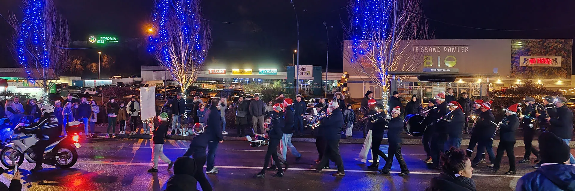 Une vue générale de l’événement et de la formation musicale — le cortège de Saint-Nicolas, 30 novembre 2025