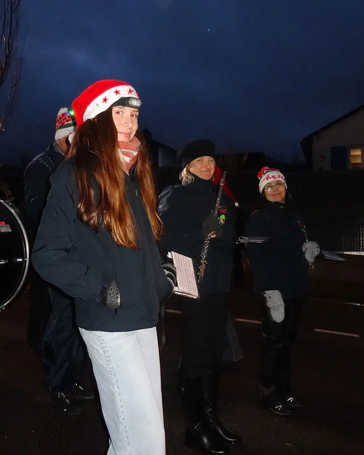 Une flûtiste en train de jouer, vu de face — le cortège de Saint-Nicolas, 30 novembre 2025