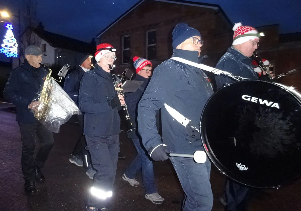 Un groupe de musiciens jouant ensemble, en plan rapproché — le cortège de Saint-Nicolas, 30 novembre 2025