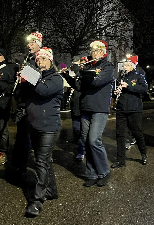 Un groupe de musiciens jouant ensemble, vu de face — le cortège de Saint-Nicolas, 30 novembre 2025