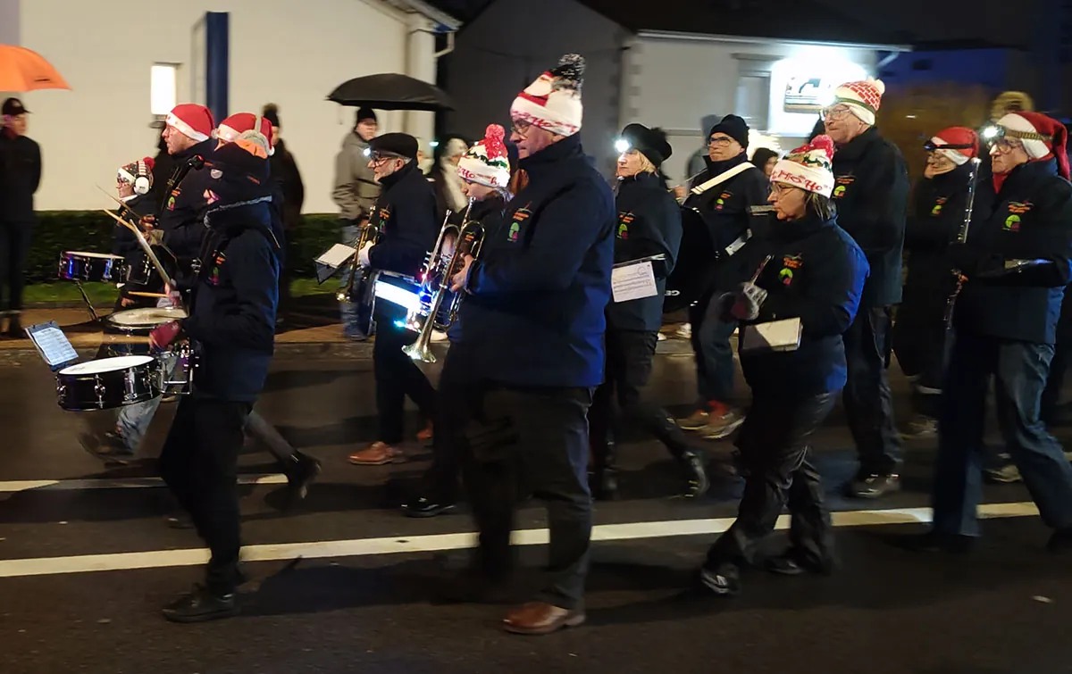 L’Orchestre d’harmonie de Golbey réuni en formation, en plan rapproché — le cortège de Saint-Nicolas, 30 novembre 2025