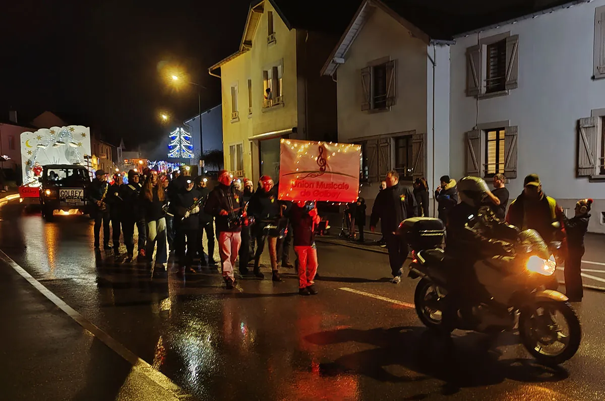 L’Orchestre d’harmonie de Golbey réuni en formation, derrière les pupitres — le cortège de Saint-Nicolas, 30 novembre 2025