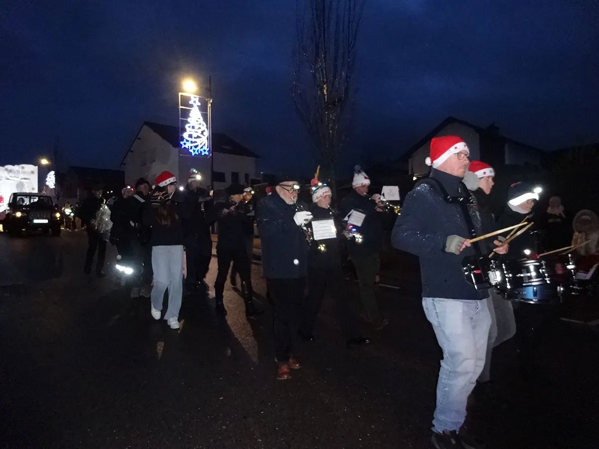 L’Orchestre d’harmonie de Golbey réuni en formation, au premier plan — le cortège de Saint-Nicolas, 30 novembre 2025