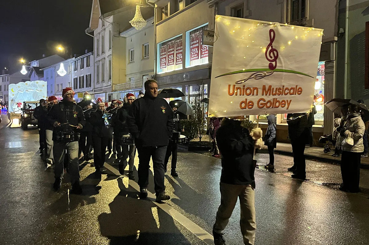 L’Orchestre d’harmonie de Golbey réuni en formation, vu depuis le public — le cortège de Saint-Nicolas, 30 novembre 2025