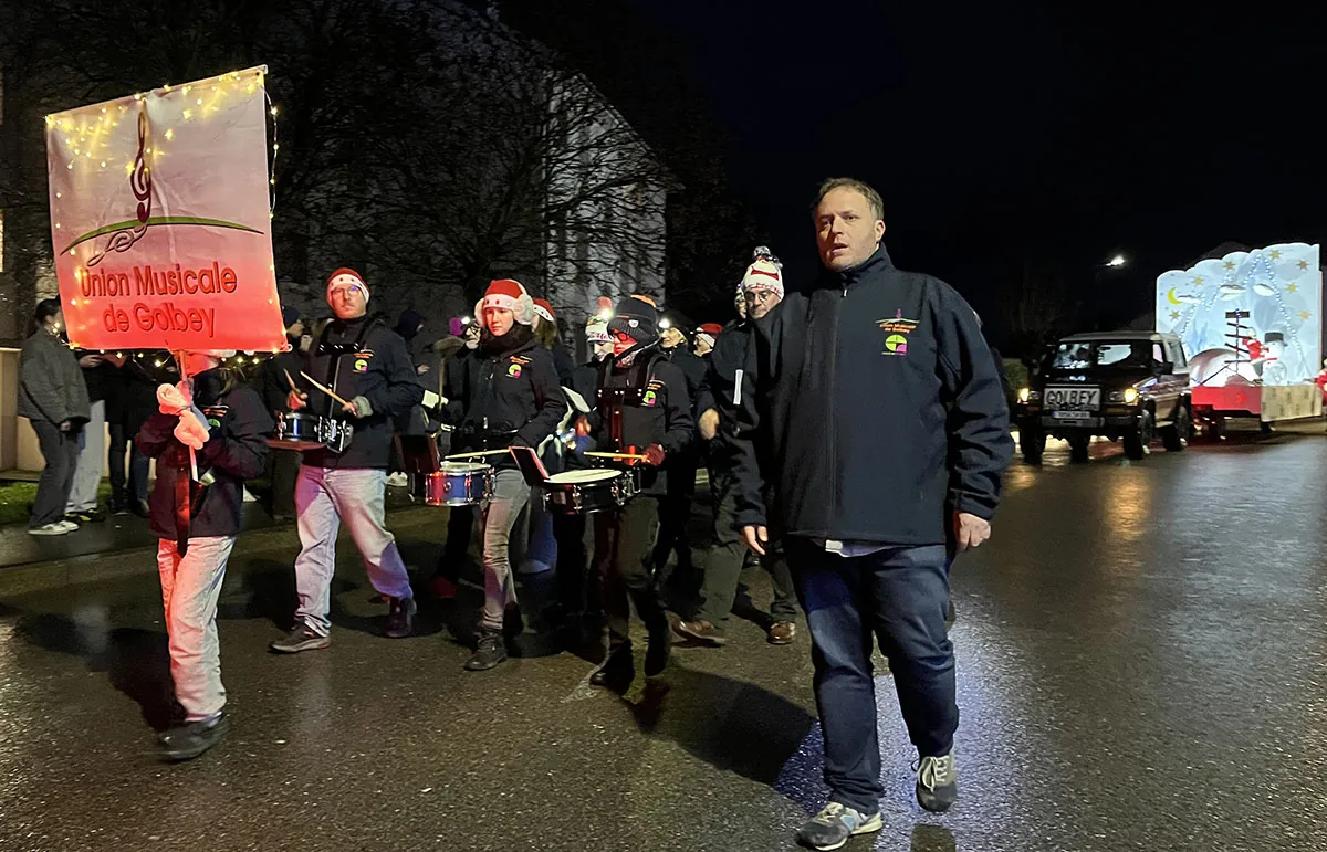 L’Orchestre d’harmonie de Golbey réuni en formation, sur le parcours — le cortège de Saint-Nicolas, 30 novembre 2025
