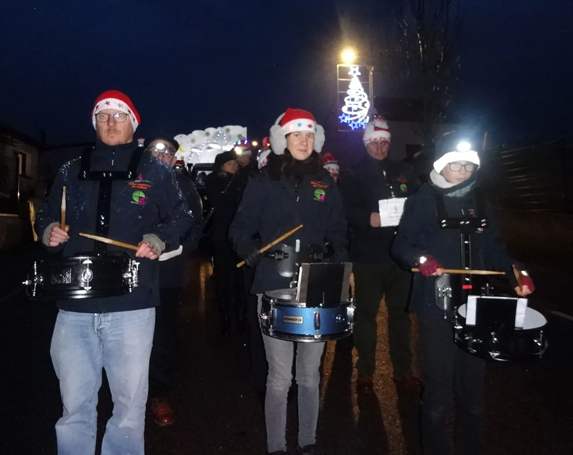 Un percussionniste jouant au sein de l’ensemble, en plan rapproché — le cortège de Saint-Nicolas, 30 novembre 2025